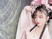 사진을 찍는 귀여운 중국 소녀